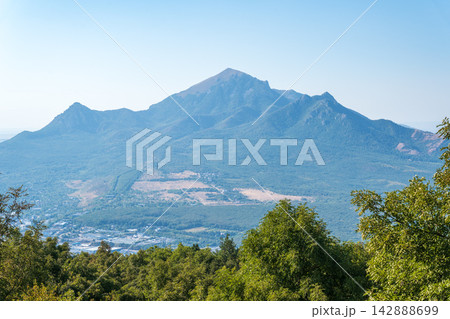 Panoramic view from Mount Mashuk to Mount Beshtau and the city of Pyatigorsk, North Caucasus, Russia 142888699