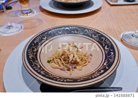 沖縄食材を生かした創作フレンチのパスタと美しい絵皿【沖縄グルメ写真】 142888871