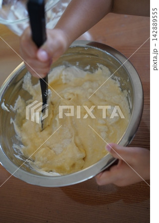 スパチュラでお菓子の生地を混ぜる工程 142889555