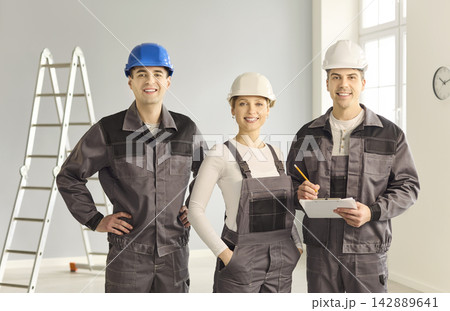Construction crew team of builders in helmets for renovation and repair project 142889641