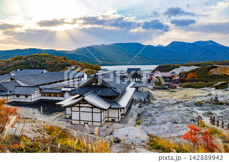 青森県　恐山の秋景色　 142889942