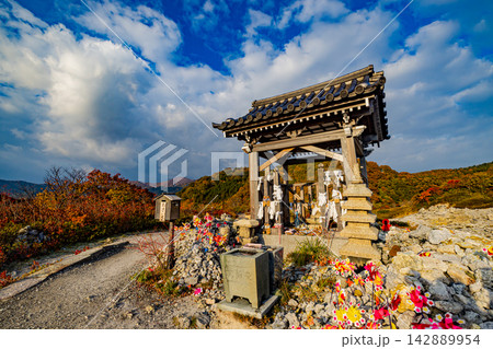 青森県　恐山の秋景色　 142889954