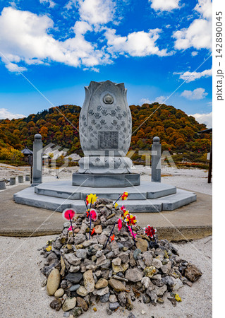 青森県　恐山の秋景色　 142890045