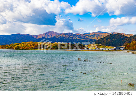 青森県　恐山の秋景色　 142890403