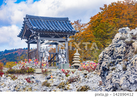青森県　恐山の秋景色　 142890412