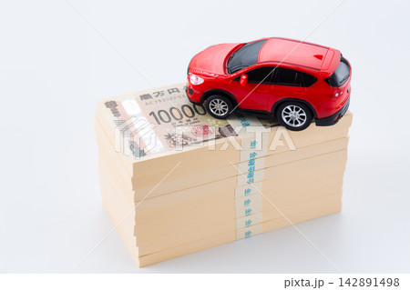 900万円の札束と赤い自動車 900万円の札束と赤い自動車 142891498