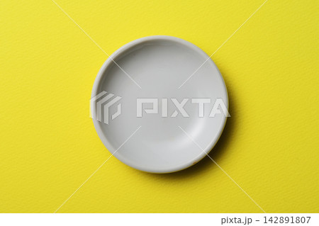 白い醤油皿 142891807
