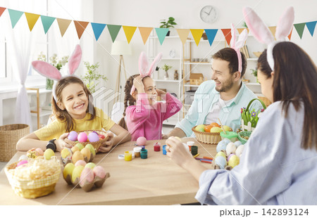 Happy family gather together for decorating Easter eggs 142893124