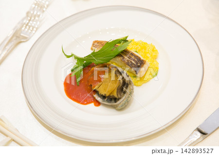 フレンチ 高級感ある魚料理の素材 フレンチ 高級感ある魚料理の素材 142893527
