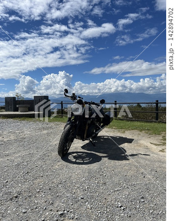バイクで走るバイク 142894702