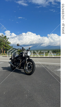 バイクで湖が見える風景 バイクで湖が見える風景 142894703