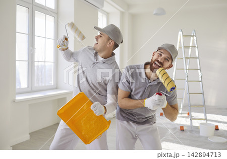 Cheerful men painters having fun while doing house improvement 142894713