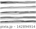 モノクロの墨絵・水彩風筆タッチの水平ラインとストライプ背景ベクター素材 142894914