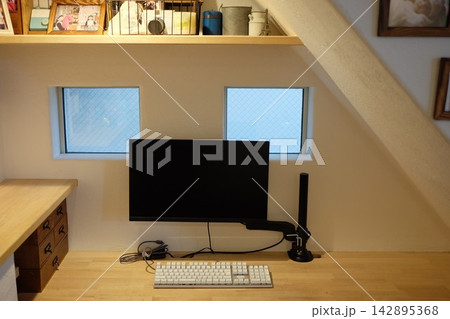 モニターアームを使用したPC モニターアームを使用したPC 142895368