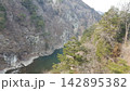 断崖絶壁から見下ろす洞門 142895382