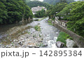 山の中を流れる川 142895384