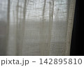 ナチュラルリネンカーテンと窓辺の光 142895810