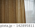 ナチュラルリネンカーテンと窓辺の光 142895811