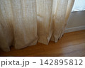 ナチュラルリネンカーテンと窓辺の光 142895812