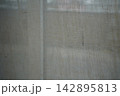 ナチュラルリネンカーテンと窓辺の光 142895813