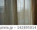 ナチュラルリネンカーテンと窓辺の光 142895814