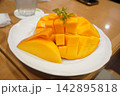 白い皿に美しくカットして盛り付けたマンゴー 142895818