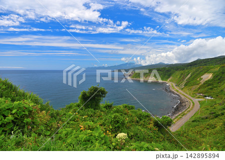 北海道・元和台海浜公園に隣接する元和台緑地広場の展望台から眺める海岸線・北海道乙部町(1) 142895894
