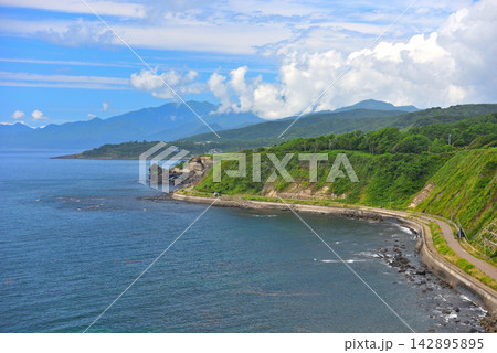 北海道・元和台海浜公園に隣接する元和台緑地広場の展望台から眺める海岸線・北海道乙部町(2) 142895895