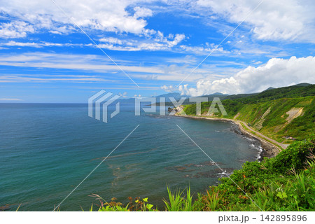 北海道・元和台海浜公園に隣接する元和台緑地広場の展望台から眺める海岸線・北海道乙部町(3) 142895896