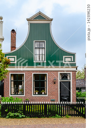 Traditional Dutch houses in Zaanse Schans, near Amsterdam, Netherlands. 142896230