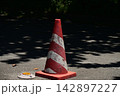 カラーコーンと木陰 142897227