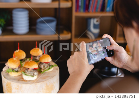 スマホを使ってオシャレなミニバーガーを撮影する手元 スマホを使ってオシャレなミニバーガーを撮影する手元 142898751