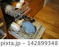 食洗機のカゴいっぱいの食器と花柄プレート 142899348