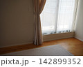 カーテンとラグのあるがらんとした部屋 142899352