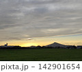 糸島市の可也山（かやさん）の夕暮れ 142901654