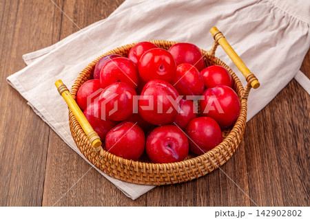 fresh Red Flesh Plum Fruit With Sweet Juicy Texture 142902802