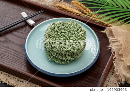 dried Green Spinach Instant Noodle Blocks for Hotpot dried Green Spinach Instant Noodle Blocks for Hotpot 142903468