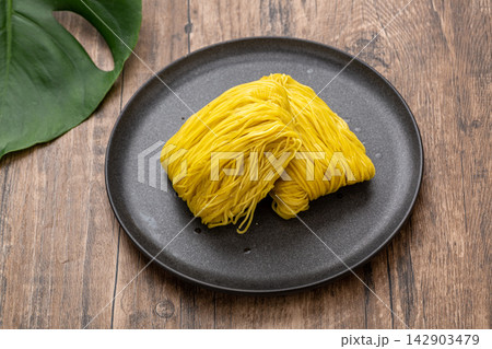 traditional Raw Cantonese Egg Noodles Fine Alkaline Noodles 142903479