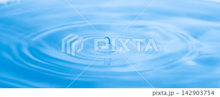 綺麗な水面の波紋 綺麗な水面の波紋 142903754