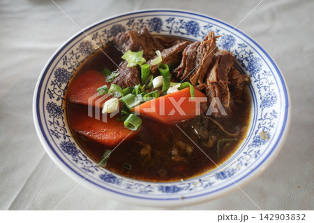 台湾の定番グルメ・牛肉麺(ニューローメン) 台湾の定番グルメ・牛肉麺(ニューローメン) 142903832