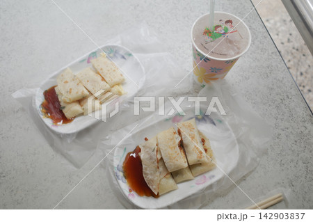 台湾の定番朝ごはん・蛋餅(ダンビン)とドリンク 台湾の定番朝ごはん・蛋餅(ダンビン)とドリンク 142903837