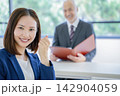 面接で成功するイメージ　女性 142904059