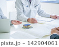 不動産の案内をする業者 142904061