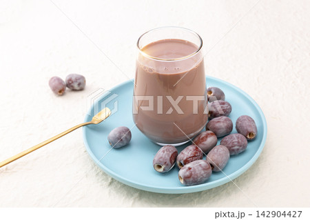 chocolate Milk Tea Beverage With Cocoa Flavor Drink 142904427