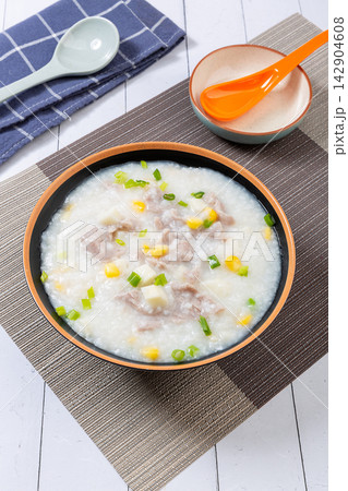 claypot Rice Porridge cooked with Yam Sweet Corn and Pork 142904608
