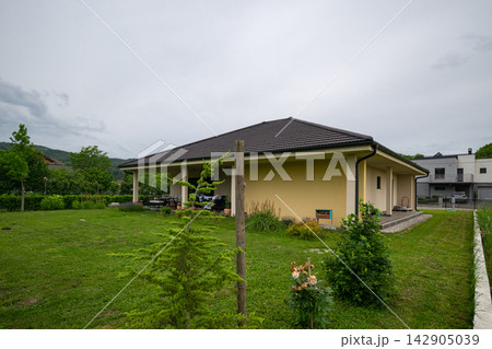 Modern modular low-energy house with minimalist design, high-efficiency heating and cooling and solar panels 142905039