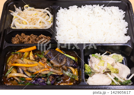 美味しい豚挽肉と茄子の四川炒め中華弁当 美味しい豚挽肉と茄子の四川炒め中華弁当 142905617
