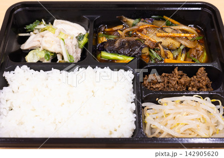 美味しい豚挽肉と茄子の四川炒め中華弁当 美味しい豚挽肉と茄子の四川炒め中華弁当 142905620