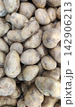Top view of a large pile of fresh raw organic brown potatoes 142906213