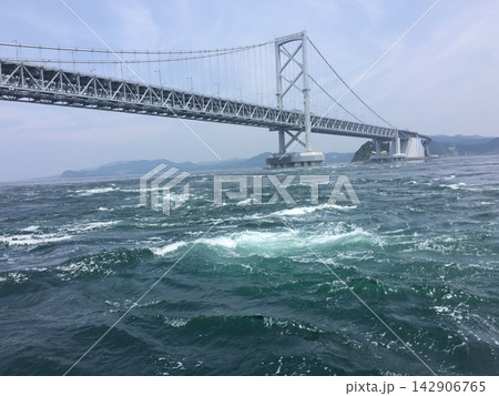 大鳴門橋の下を流れる鳴門海峡の激しい潮流 142906765